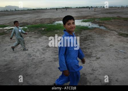 afghanische ökonomische Flüchtlinge in Peschawar gezwungen, nach Afghanistan zurückzukehren Stockfoto