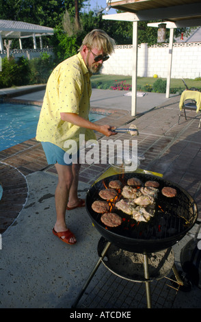 Mann-Grills in seinem Hinterhof Stockfoto