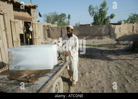 afghanische ökonomische Flüchtlinge in Peschawar gezwungen, nach Afghanistan zurückzukehren Stockfoto