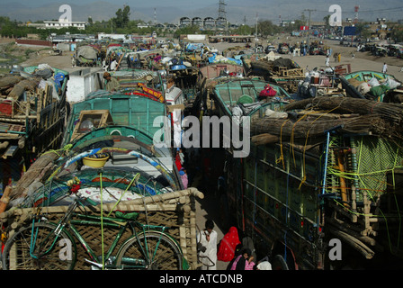 afghanische ökonomische Flüchtlinge in Peschawar gezwungen, nach Afghanistan zurückzukehren Stockfoto