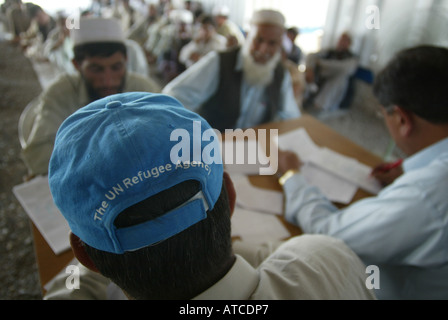 afghanische ökonomische Flüchtlinge in Peschawar gezwungen, nach Afghanistan zurückzukehren Stockfoto