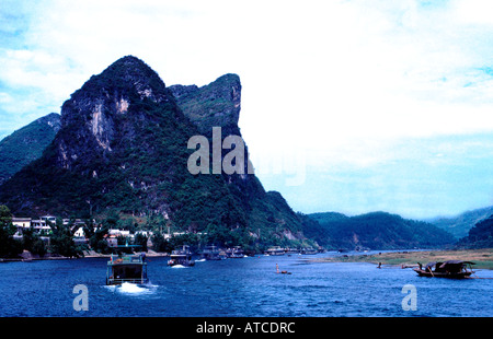 Ausflugsboote am Lijiang-Fluss in der Nähe von Guilin China Asien Wasser Besuch besichtigen Bergen Geographie Stockfoto