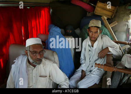 afghanische ökonomische Flüchtlinge in Peschawar sind gezwungen, nach Afghanistan zurückkehren Stockfoto