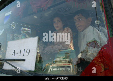 afghanische ökonomische Flüchtlinge in Peschawar sind gezwungen, nach Afghanistan zurückkehren Stockfoto