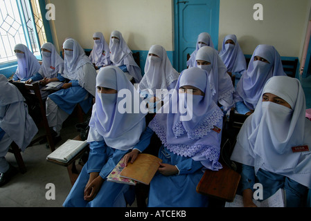 Schule mit Schülern in Pakistan Stockfoto