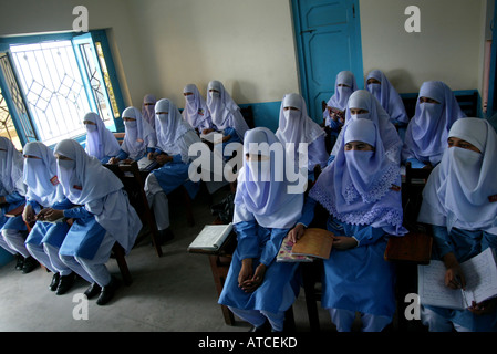 Schule mit Schülern in Pakistan Stockfoto