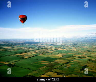 Roten Heißluftballon über die Canterbury Plains in der Nähe von Christchurch, Südinsel, Neuseeland Stockfoto