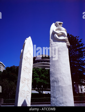 Maori Skulpturen außerhalb Parlament Bienenstock Gebäude in Wellington Neuseeland Stockfoto