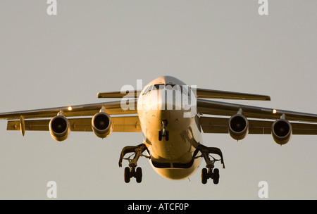 Ein Flugzeug landet auf dem Flughafen in Zürich, Schweiz Stockfoto