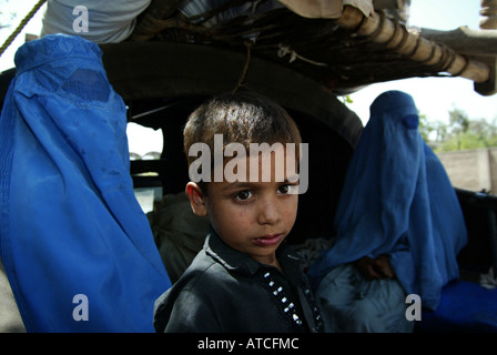 ökonomische afghanische Flüchtlinge, die tägliche Arbeit in Peshawar gefunden Stockfoto