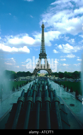 Eiffelturm angesehen von Chaillot Palast Brunnen Paris Frankreich Stockfoto