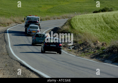 Spanien-Andalusien-Fahrzeuge nach einen Abschleppwagen auf einer Straße in der Nähe von ronda Stockfoto