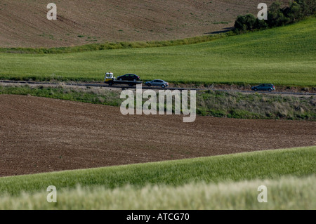 Spanien Andalusien zwei Fahrzeuge auf einen Abschleppwagen auf einer Straße in der Nähe von ronda Stockfoto