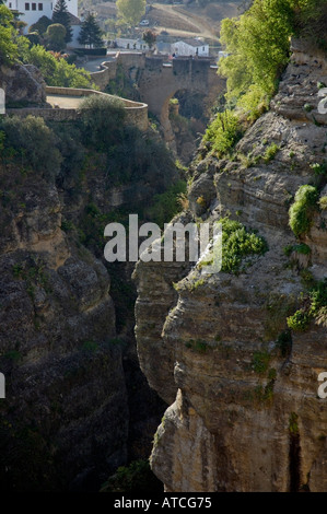 Erbaut im Jahre 1616, Puente Viejo ("alte Brücke") erstreckt sich über die tiefe Kluft, die dem Guadalevin Fluss durch Ronda, Spanien trägt. Stockfoto