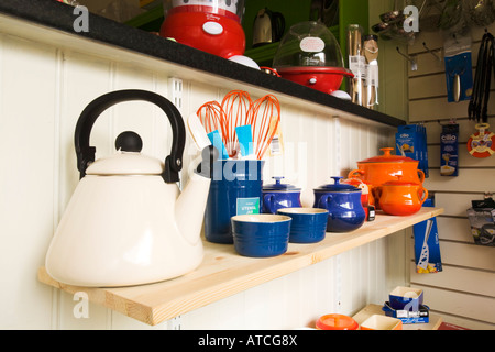 Haushaltswaren Shop display, Le Creuset Wasserkessel und Töpfe, Irland Stockfoto