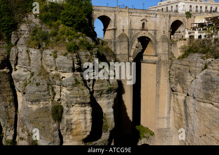 Fertiggestellt im Jahre 1793, Puente Nuevo ("New Bridge") erstreckt sich über die tiefe Kluft, die dem Guadalevin Fluss durch Ronda, Spanien trägt. Stockfoto