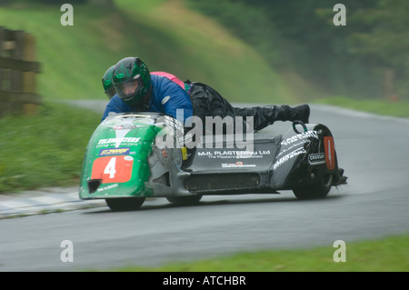 Sidecar Outfit im strömenden Regen bei Olivers Mount Road Racing Circuit Scarborough North Yorkshire United Kingdom Stockfoto