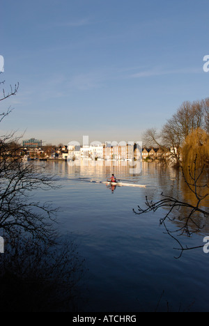 Ruderboot auf der Themse in der Nähe von Strand an der Green Chiswick London England Stockfoto