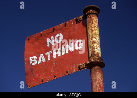 "Kein Baden" Schild am Strand Stockfoto