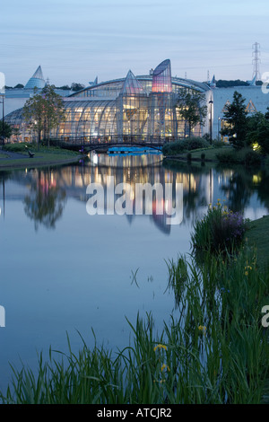 Bluewater-Retail-Park in der Nähe von Dartford gesehen über den See bei Einbruch der Dunkelheit 3 Stockfoto