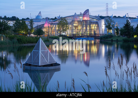 Bluewater-Retail-Park in der Nähe von Dartford gesehen über den See bei Einbruch der Dunkelheit 3 Stockfoto