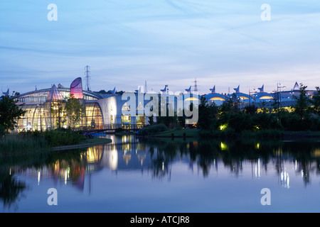 Bluewater-Retail-Park in der Nähe von Dartford gesehen über den See bei Einbruch der Dunkelheit 3 Stockfoto