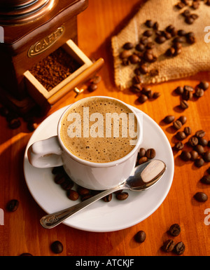 Stillleben über Kaffee machen eine Tasse schwarzen Kaffee zwei Säcke mit Kaffeebohnen und gemahlenen Kaffee im Mahlwerk Stockfoto