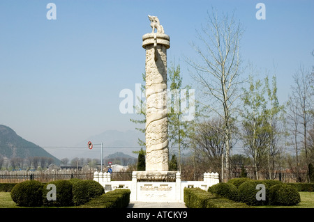 Eine der vier kunstvoll geschnitzten dekorativen Stein Säulen an jeder Ecke des Tablet-Pavillons, Heiligen Weg, Ming-Gräber, Beijing Stockfoto