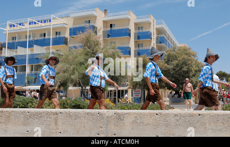 Männer in bayerischer Tracht, Mallorca, Spanien Stockfoto