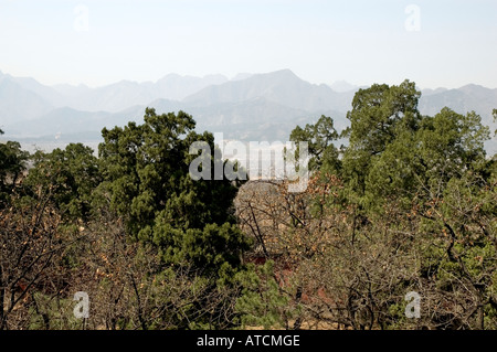 Blick auf Berge in Nebel gehüllt, aus der Ming-Gräber, Beijing Stockfoto