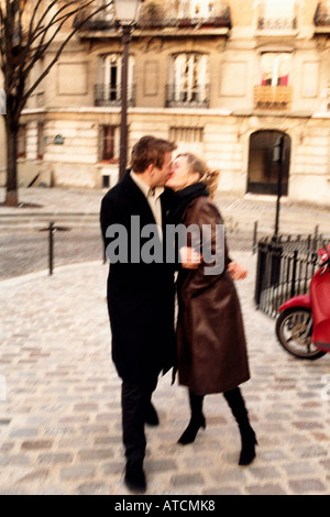 Paar küssen in der Straße, Paris, Frankreich Stockfoto
