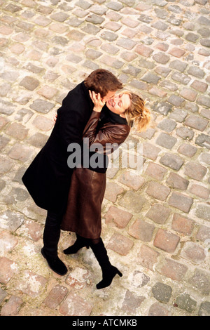 Paar küssen in der Straße, Paris, Frankreich Stockfoto