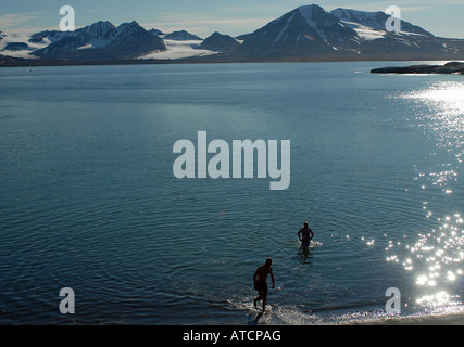 Zwei Männer, die ein erfrischendes Bad im kalten Wasser, New York, London, Norwegen Stockfoto