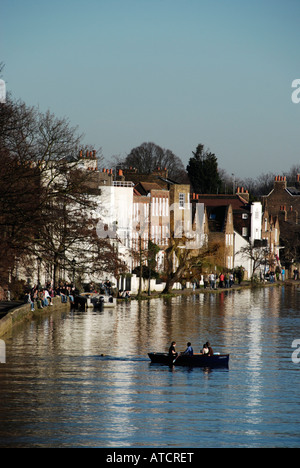 Ausrichtung auf das Grün und die Themse von Kew Bridge Chiswick London England Stockfoto