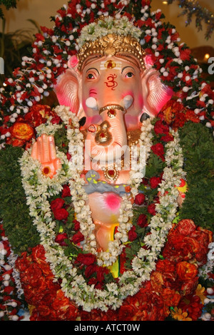 Lord Ganesha geschmückt mit Blumen und Pooja Elemente, Ganesh Chaturthi, Indien Stockfoto