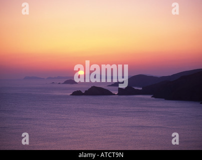 Sonnenuntergang von Newgale Blick auf Ramsey Insel Ynys Dewi Pembrokeshire Coast National Park West Wales UK Stockfoto