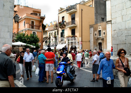 Taromina Sizilien Stadt touristischen Stadtmenschen Italien Stockfoto