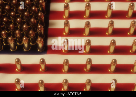 Winchester Gewehr Patronen 38 besondere Vollmetall Jacken aufgereiht wie Sterne und Streifen auf eine amerikanische Flagge Stockfoto