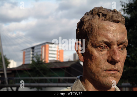 Skulptur des Künstlers Sean Henry bei Paddington Basin Stockfoto