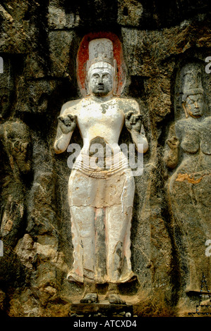 Sri Lanka Buduruwagala Rock Skulpturen die sieben kolossale Figur in an einer Felswand geformt werden in der Regel auf die 9. oder t datiert Stockfoto