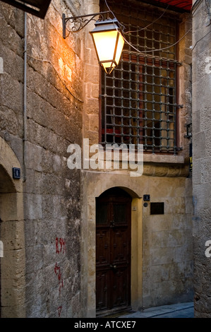 Schmale Gasse, Straßenlaterne, Torbogen, Gebäude-Fassade im Jedeideh Viertel alt Stadt Halab, Aleppo, Syrien, Naher Osten. DSC 6268 Stockfoto