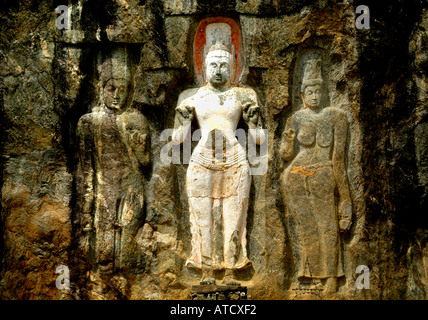 Sri Lanka Buduruwagala Rock Skulpturen die sieben kolossale Figur in an einer Felswand geformt werden in der Regel an der 9. Cen datiert. Stockfoto