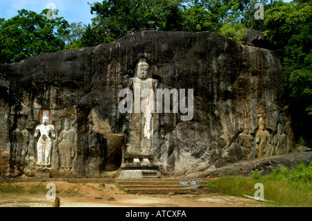 Sri Lanka Buduruwagala Rock Skulpturen die sieben kolossale Figur in an einer Felswand geformt werden in der Regel an der 9. Cen datiert. Stockfoto