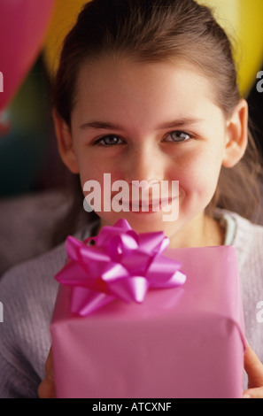 Mädchen, neun Jahre alt, hält vorhanden an ihrem Geburtstag, Herr Stockfoto