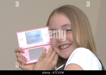 Junges Mädchen hält eine Nintendo DS lite Konsole UK Stockfoto