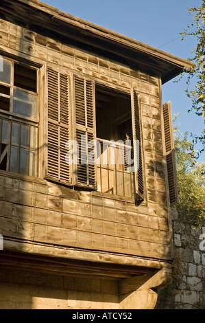 Windows auf einem Holzbalkon, altes Haus, alte Stadt Halab, Aleppo, Syrien, Naher Osten. DSC 6364 Stockfoto