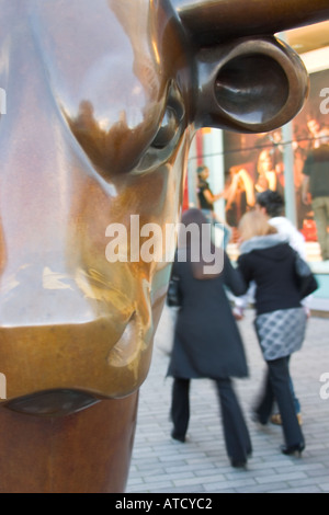 Bronze Stier Skulptur außerhalb der Bullring Shopping Centre. Birmingham, England. Stockfoto