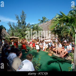 Tänzerinnen und Tänzer aus der Marquesas-Inseln setzen auf einem Display an der Polynesian Cultural Center, North Shore, Oahu, Hawaii, USA Stockfoto