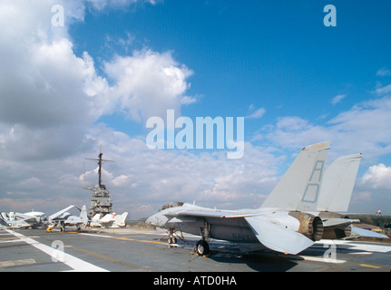 Grumman F-14A Tomcat an Deck der USS Yorktown Flugzeugträger, Patriots Point Naval Museum, Charleston Stockfoto