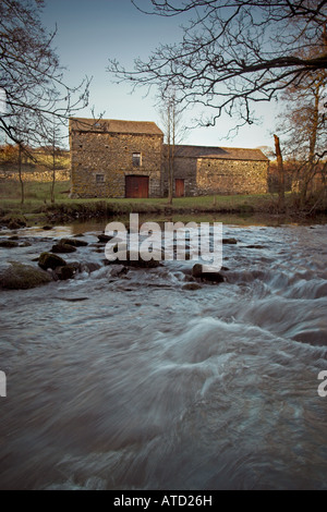 Mühle und Scheune Gebäude neben einem Bach in der späten Nachmittag Wintersonne in der Nähe von Coniston im Lake District in Cumbria, england Stockfoto